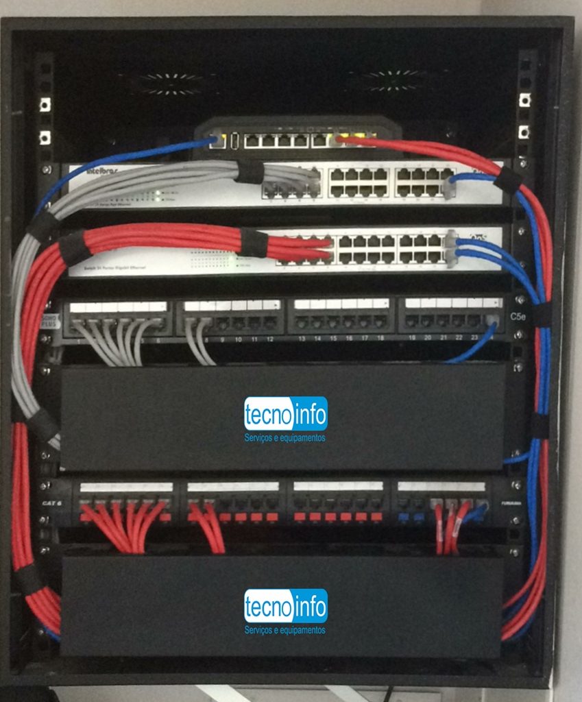 Rack de rede organizado com switches e patch panels da Tecnoinfo