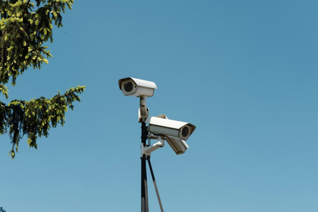 Câmeras de segurança instaladas no alto de um poste