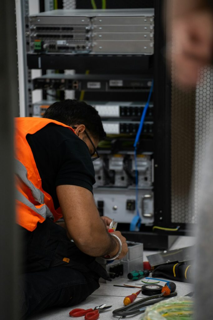 Técnico trabalhando em um rack de servidores