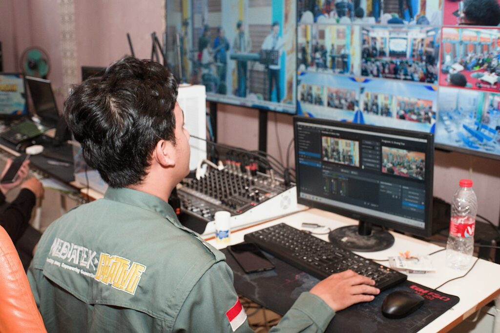 Analista acompanhando telas de monitoramento em uma central
