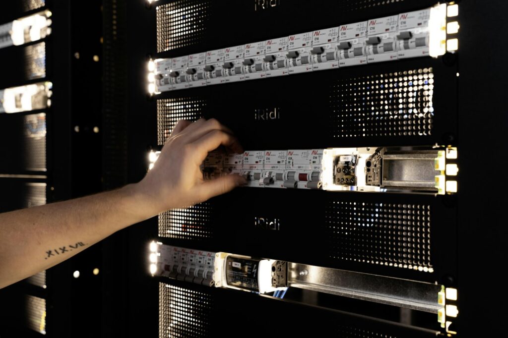 Mão ajustando um servidor instalado em rack