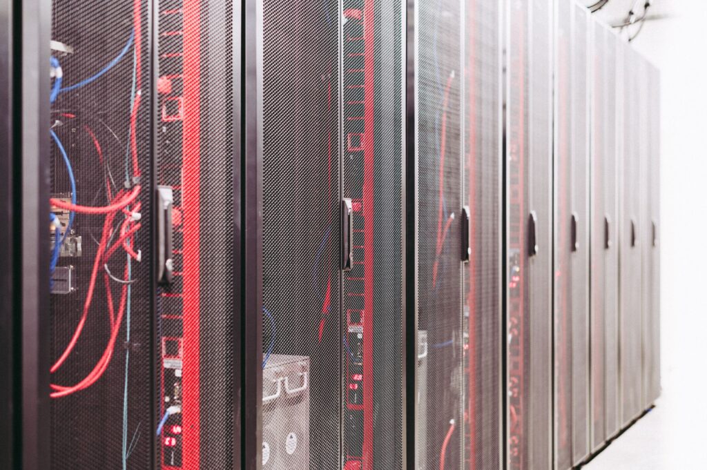 Racks de servidores com cabeamento organizado em um data center