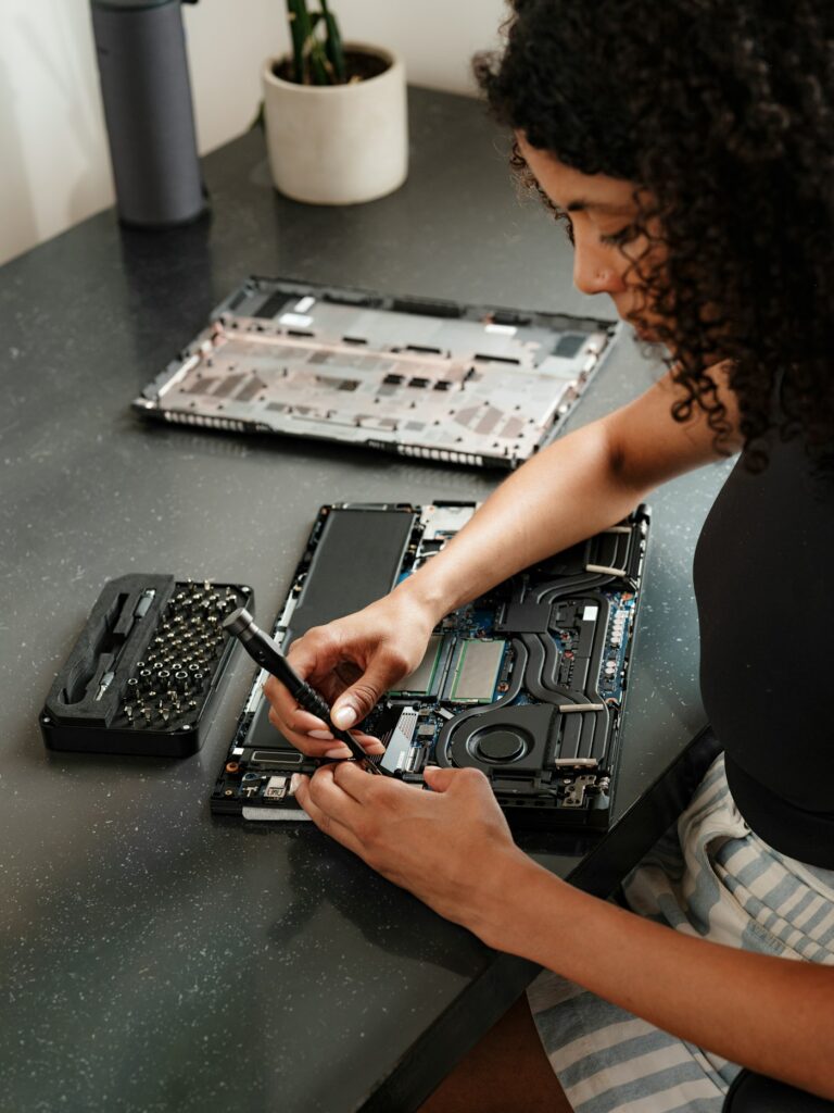 Técnica fazendo manutenção em um notebook