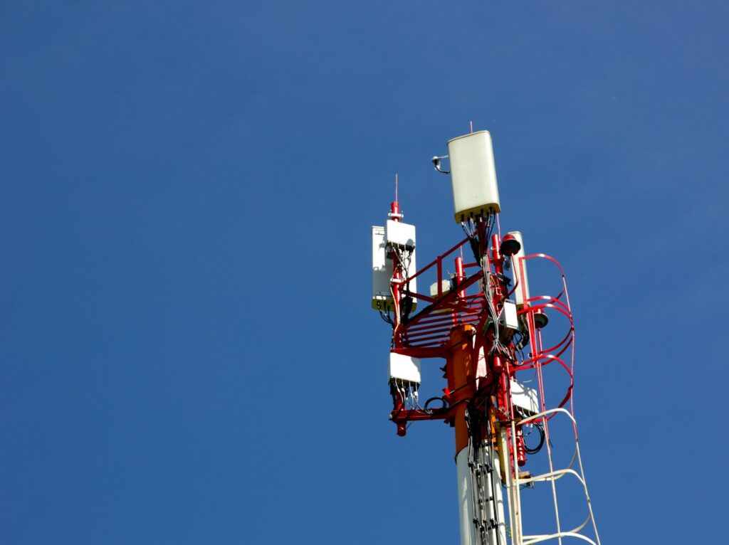 Torre de telecomunicações com antenas contra o céu azul